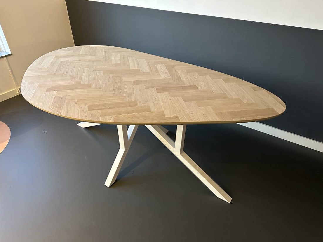 Organische visgraat eiken tafel Pebble rechtse vorm met onderstel matrix thin 5x5cm wit Organische visgraat eiken tafel Pebble rechtse vorm met onderstel matrix thin 5x5cm wit