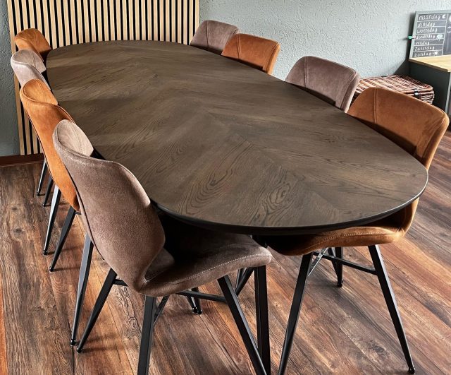Demlin Deens ovale visgraat eiken tafel 240 x 100 x 4cm (Hongaarse punt visgraat) kleur marble grey, met 1x45 graden verjongde zwarte rand, met matrix vlinder ronderstel 3x3 cm zwarte coating