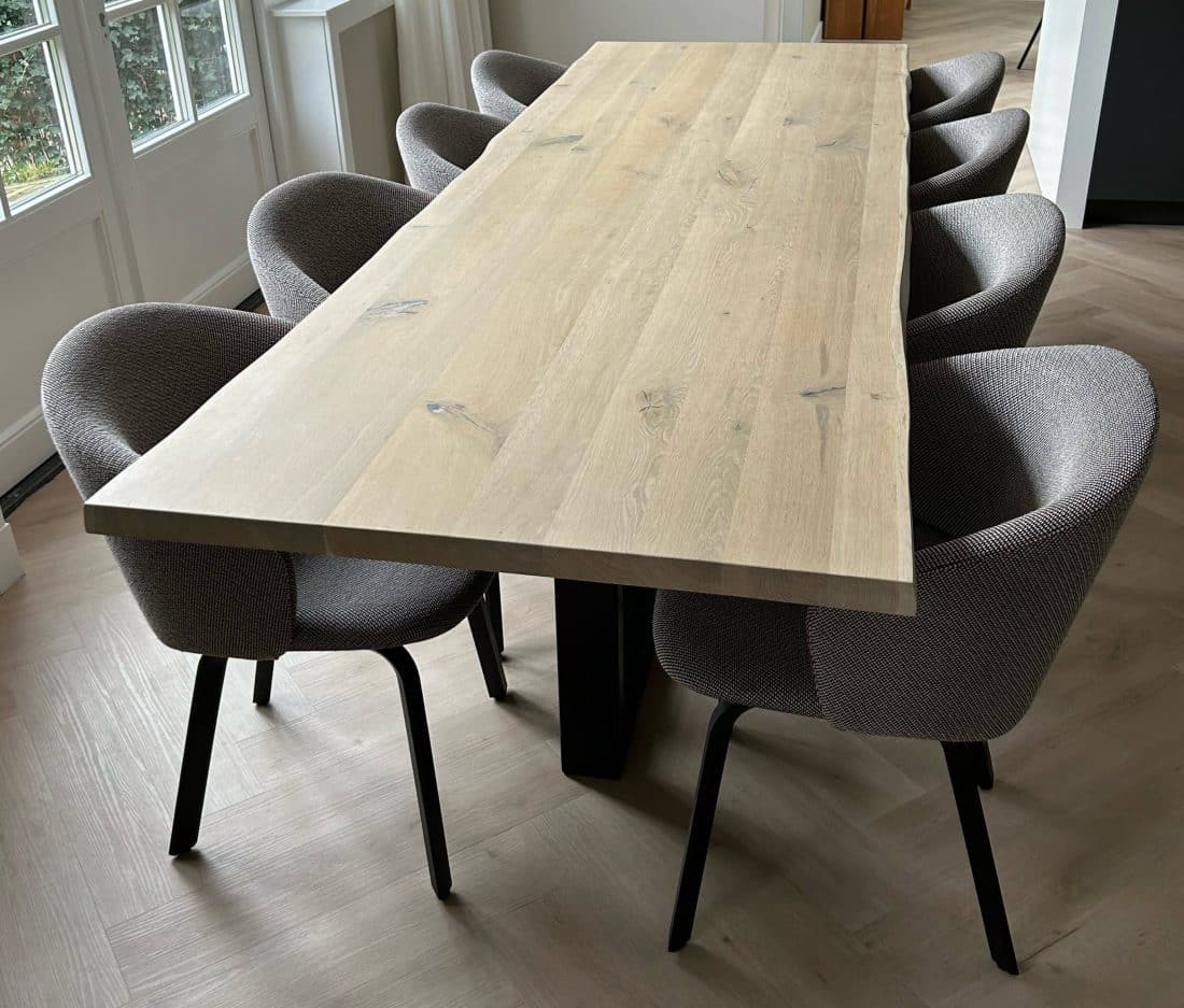 Zary boomstam eiken tafel 280 x 90 x 4cm met kleur Livid met onderstel Igor 10 x 5 cm met zwarte koker