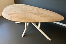 Organic herringbone oak table Pebble right-hand shape with base matrix thin 5x5cm white