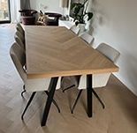 Osla visgraat eiken tafel 220 x 100 x 6cm met A onderstel 5x5cm met zwarte coating