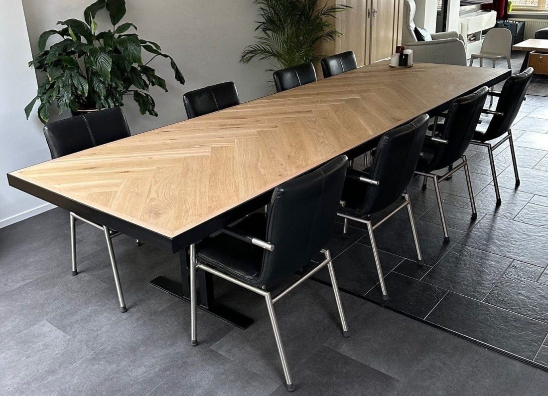 Osla visgraat tafel 340x110x6 met metalen band matzwart en Koza onderstel