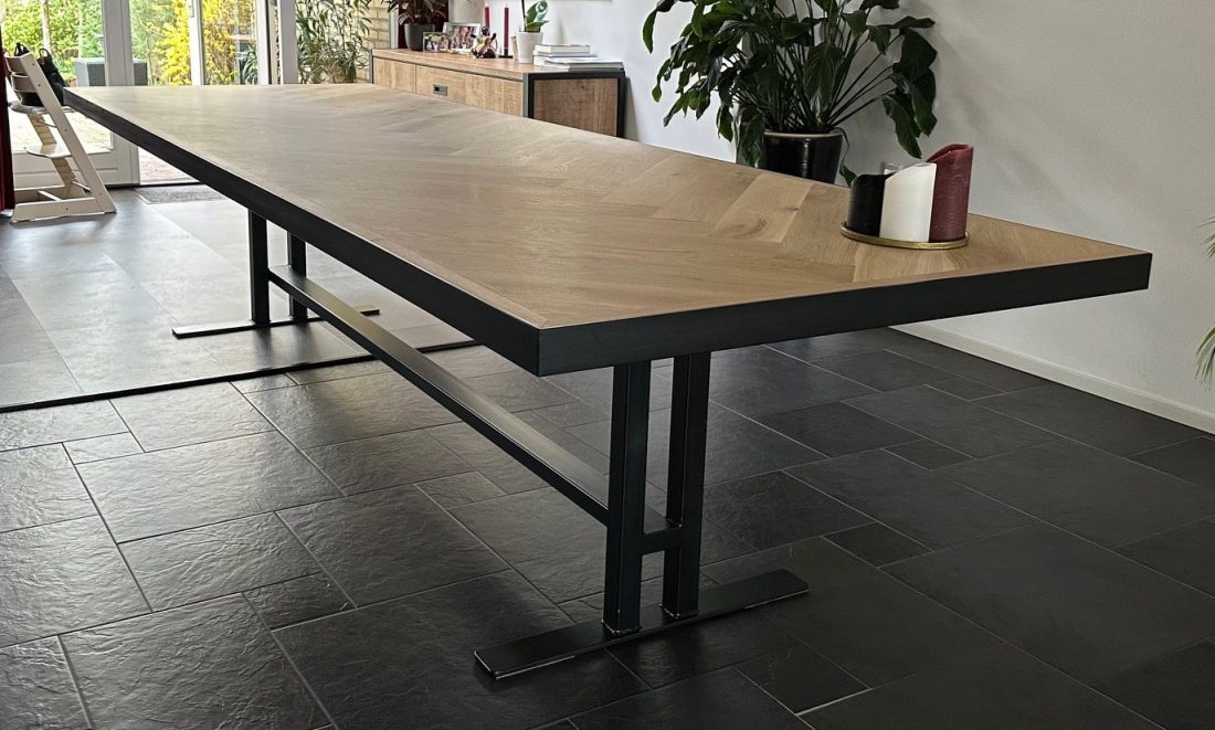 Osla visgraat eiken tafel 340x110x6cm met metalen band zwart en Koza onderstel zwart