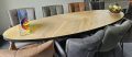 Ovaler Milin-Tisch aus Eiche mit Fischgrätenmuster, 240 x 80 x 4 cm, mit Metallband mit schwarzer Beschichtung und Matrixfuß 8 x 4 mit schwarzer Beschichtung