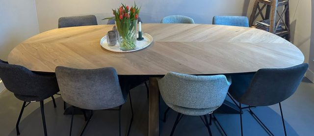 Demlin Deens visgraat eiken tafel 260 x 120 x 4cm met 1x45 graden verjongde zwarte rand, visgraat in Hongaarse punt met matrix onderstel 10 x 10cm met zwarte coating