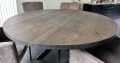 Rowy ronde eiken tafel 150m x 4cm met kleur Lava Light met matrix onderstel 8x4cmmet zwarte coating