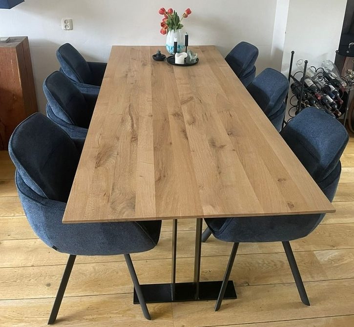 Kulin eiken tafel 220 x 100 x 4cm met 1 x 45 graden verjongde rand met T onderstel 10 x 1cm met zwarte coating