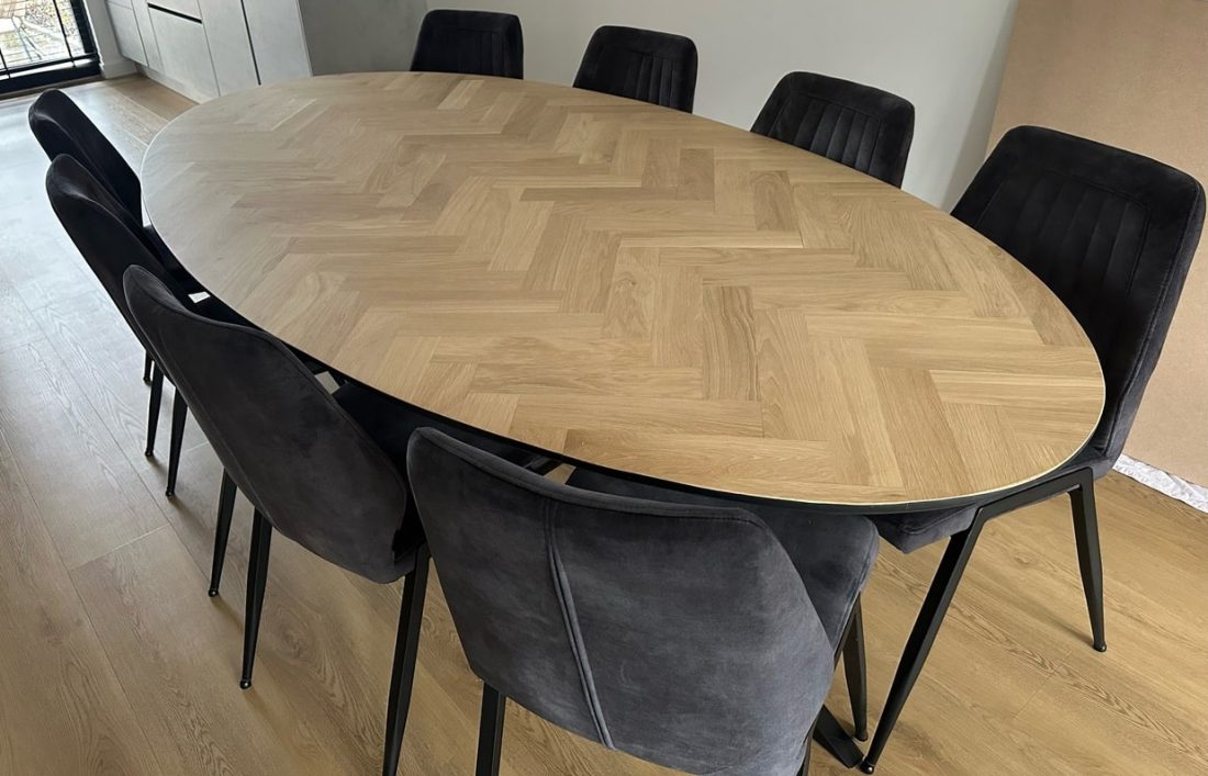 Milin ovale visgraat eiken tafel 240 x 120 x 4 met verjongde zwarte rand met matrix onderstel 5 x 5cm met zwarte coating