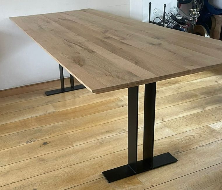 Kulin eiken tafel 220 x 100 x 4 met 1x45 graden verjongde rand met T onderstel 10x1cm met zwarte coating