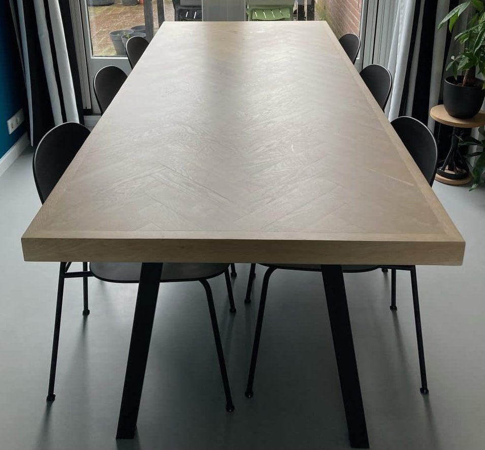 Mosina visgraat eiken tafel 210 x 90 x 6cm met dunne omlijsting met A onderstel 5 x 5cm met zwarte coating