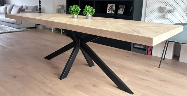 Osla eiken visgraat tafel 220 x 90 x 6cm in de kleur Cloud met onderstel matrix 8 x 4cm met zwarte coating