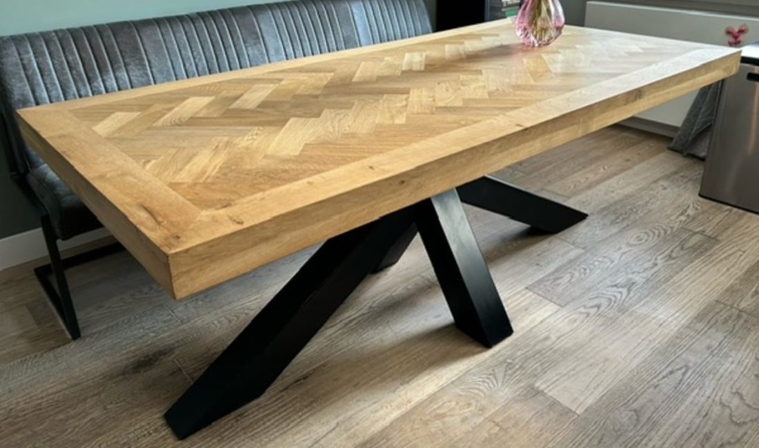 Mosina visgraat eiken tafel 200 x 100 x 8cm met matrix onderstel 10 x 10cm met zwarte coating