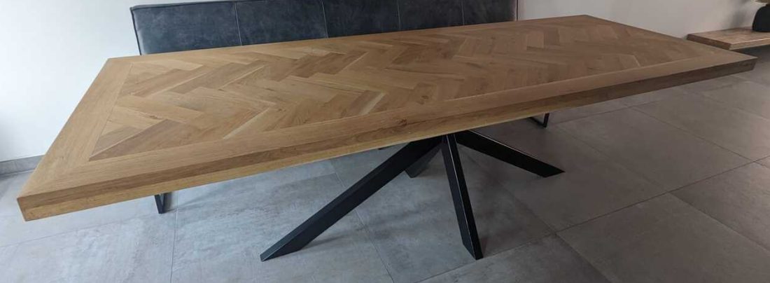 Mosina visgraat eiken tafel 260 x 90 x 6cm met onderstel matrix 8 x 4cm met zwarte coating