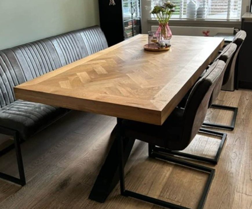 Mosina visgraat eiken tafel 200 x 100 x 8cm met matrix onderstel 10 x 10cm met zwarte coating