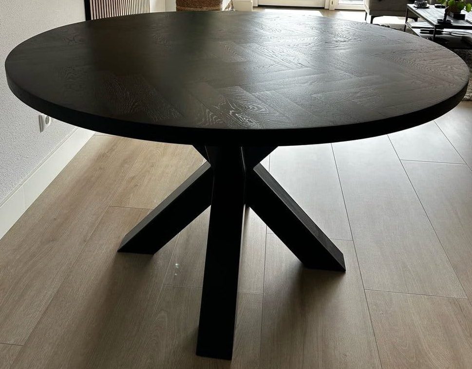 Stół okrągły dębowy w jodełkę Ławica 130 x 3,5 cm z czarną powłoką z podstawą matrix 10 x 10 cm z czarną powłoką