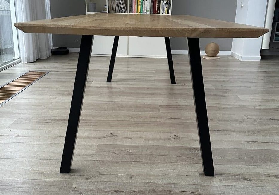 Stół dębowy Kulin 200 x 100 x 4 cm ze zwężającą się krawędzią 1x45 stopni z podstawą A 5x5 cm z czarną powłoką