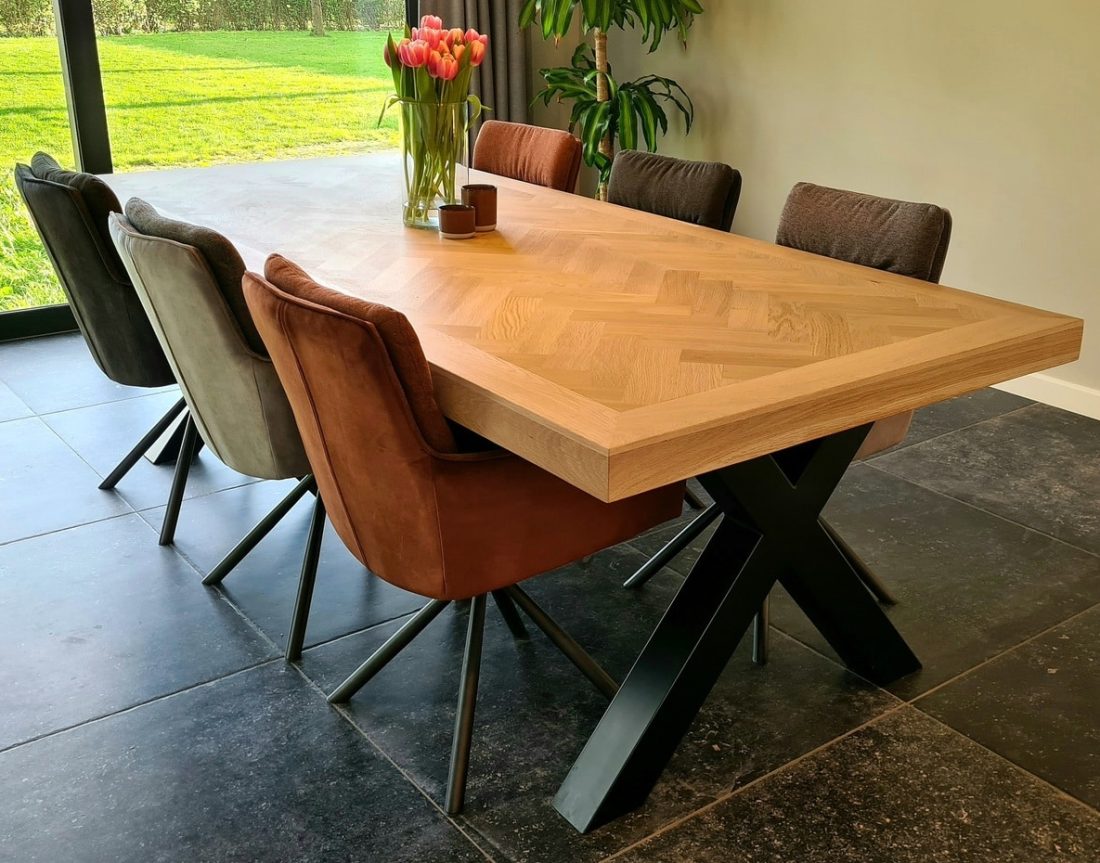 Mosina eiken visgraat tafel 250 x 110 x 8cm met X onderstel 10 x 10cm met zwarte coating