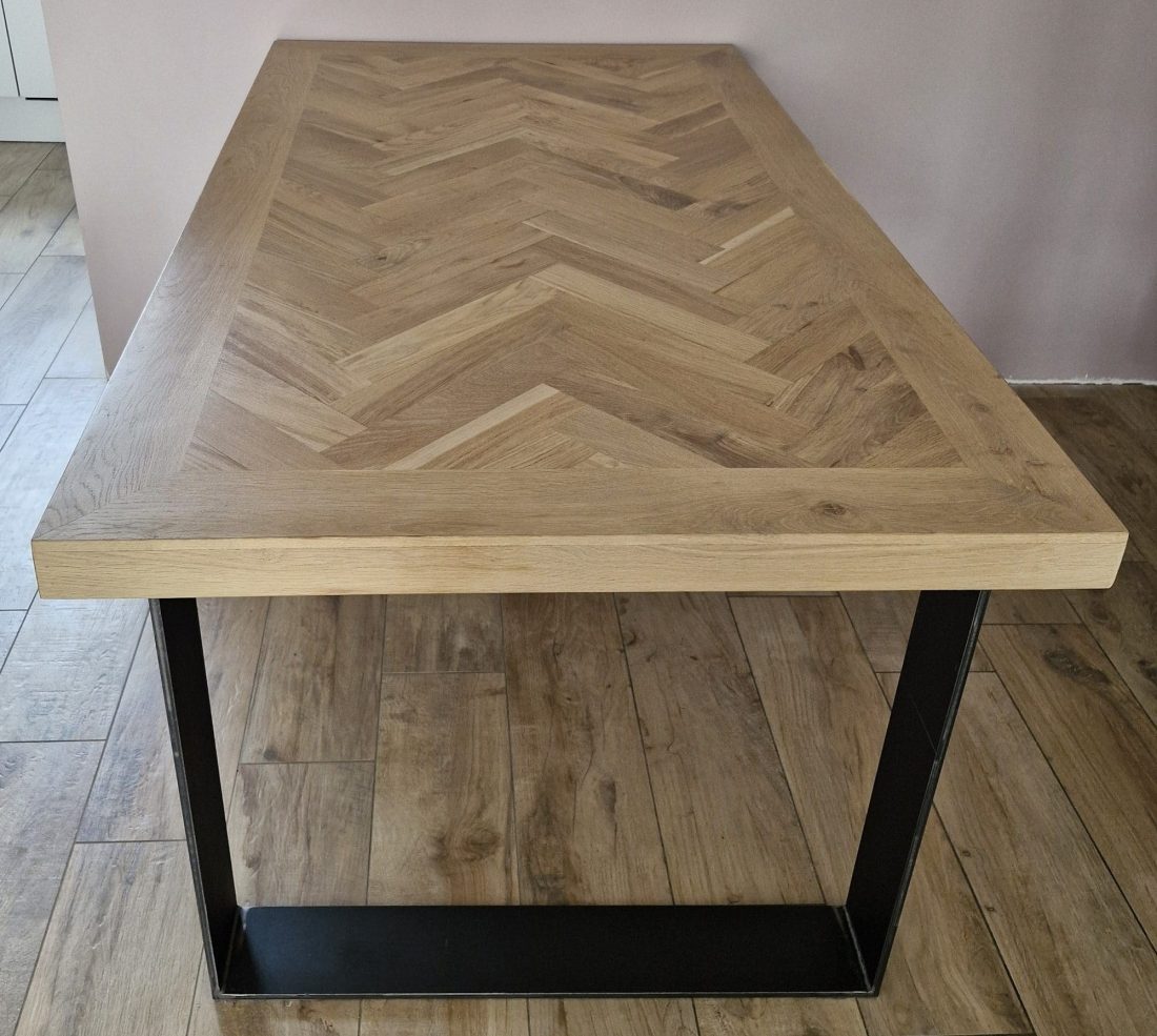 Mosina visgraat eiken tafel 160 x 90 x 6cm met U onderstel 12 x 1cm in kaal staal