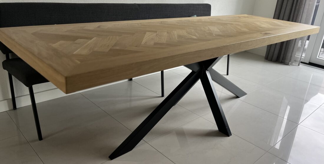 Mosina visgraat eiken tafel 280 x 100 x 8cm met matrix onderstel 8x4cm met zwarte coating