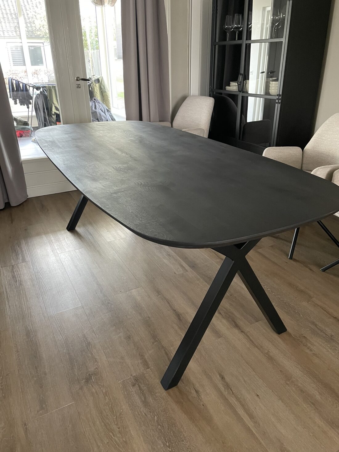 Torun deens (recht) eiken tafel 220 x 110 x 4cm met 1 x 45 graden verjongde rand met kleur Dark Oak met X in A 5 x 5cm onderstel met zwarte coating