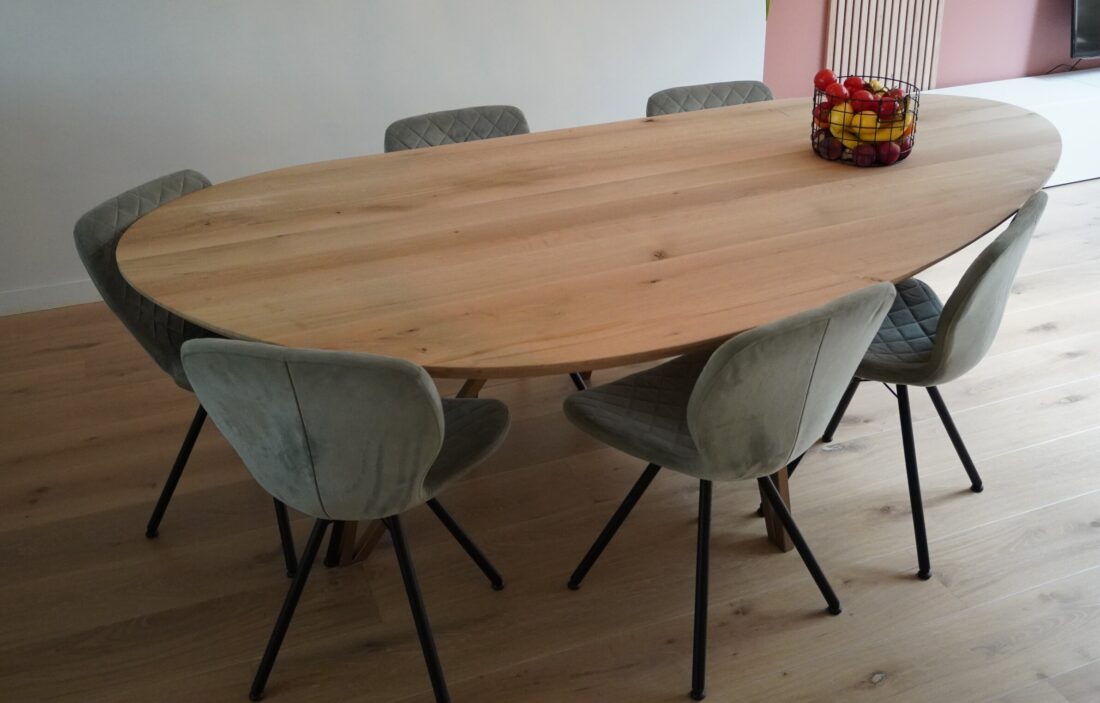 Organa organische eiken tafel 260 x 120 x 4cm (vorm rechts) met verjongde rand 1 x 45 graden met matrix vlinder onderstel 3 x 3cm met goud matte coating