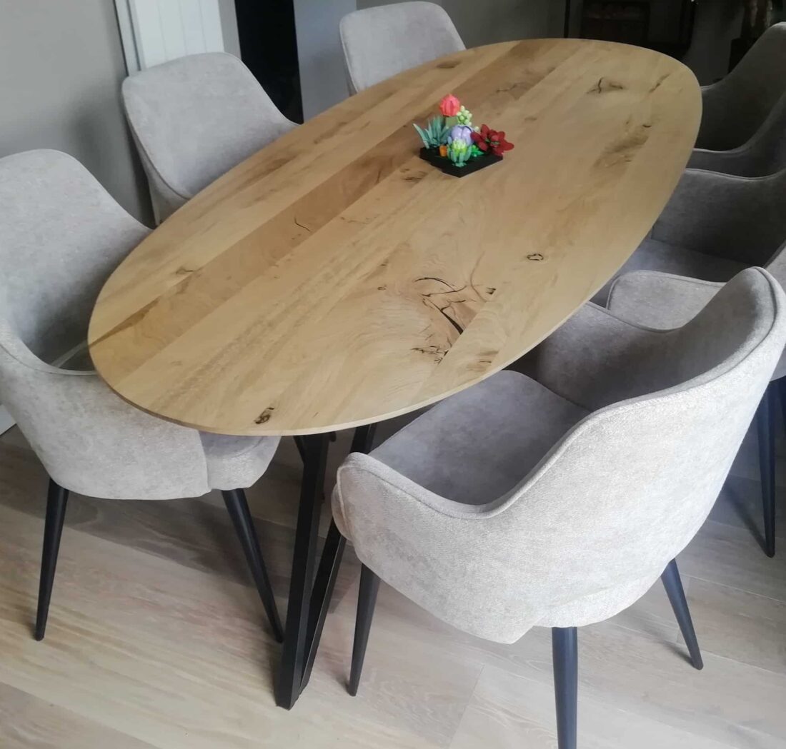 Torun Deens ovale eiken tafel (ronde vorm) 220 x 90 x 4cm met verjongde rand 1 x 60graden met onderstel matrix vlinder 3 x 3cm met zwarte coating