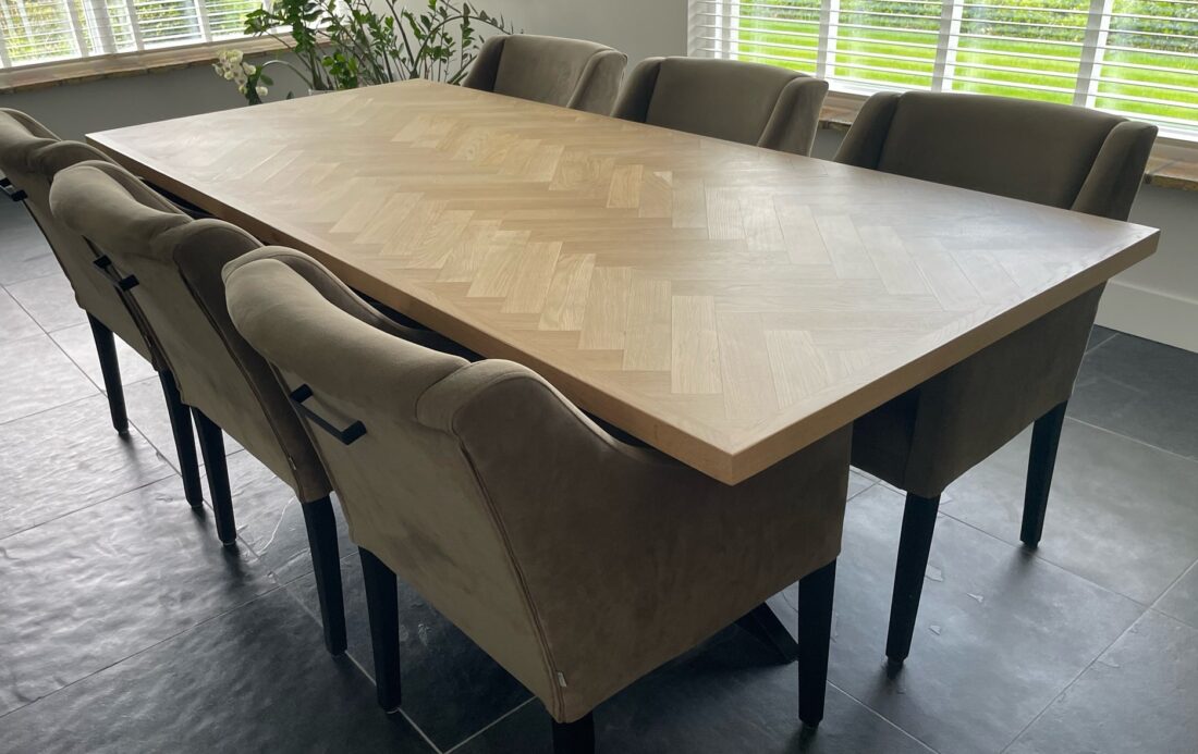 Mosina eiken visgraat tafel 220 x 100 x 6cm met matrix onderstel 8 x 4cm met zwarte coating