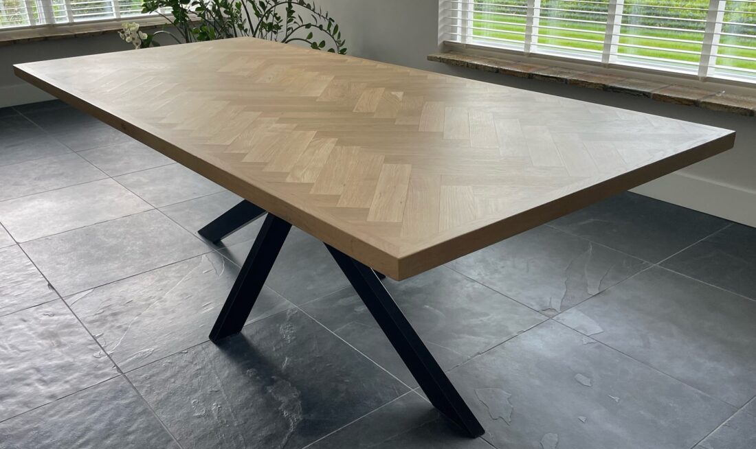 Mosina eiken visgraat tafel 220 x 100 x 6cm met matrix onderstel 8 x 4cm met zwarte coating