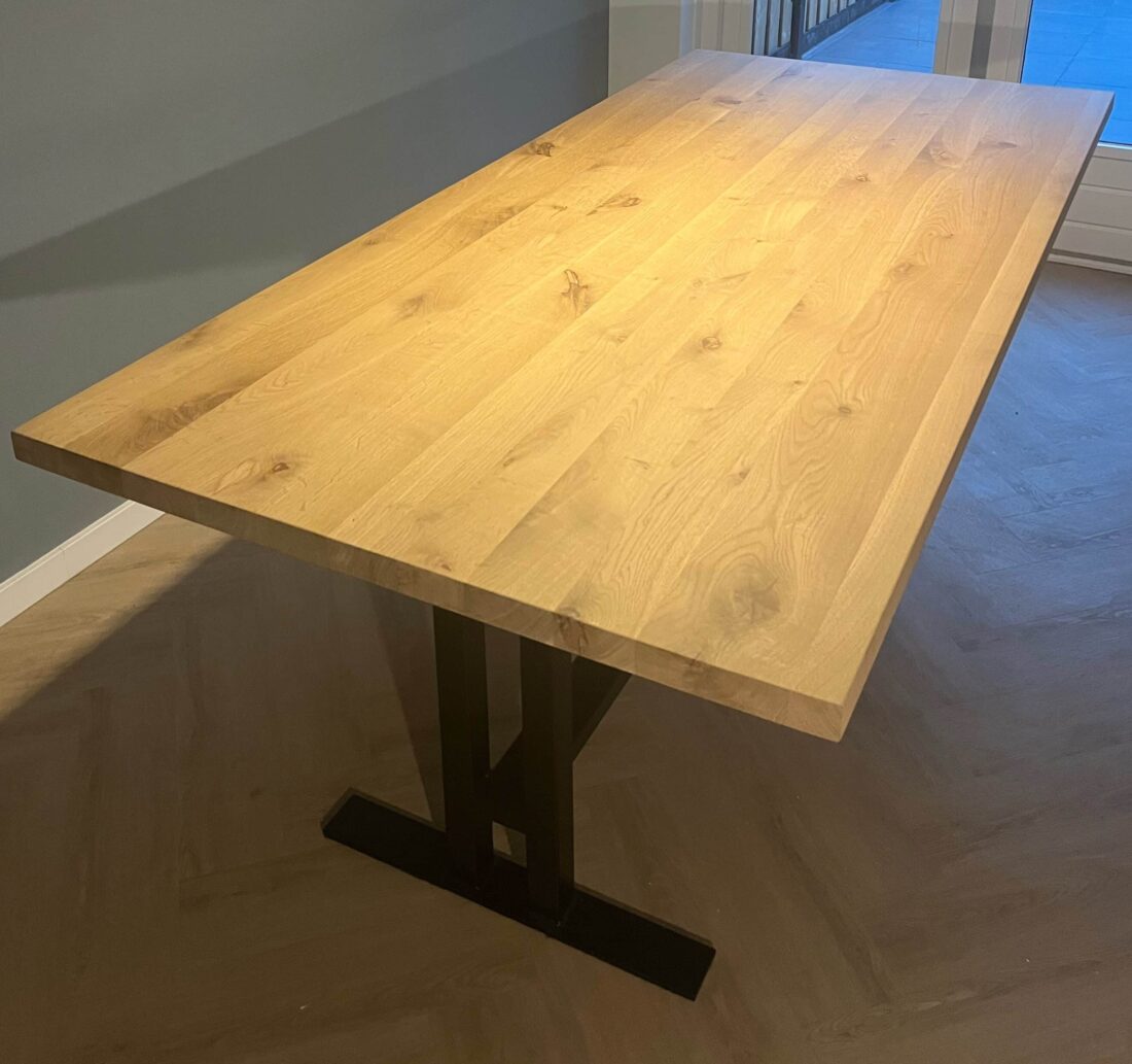 Rewa eiken tafel 220 x 100 x 4cm met Koza onderstel met zwarte coating