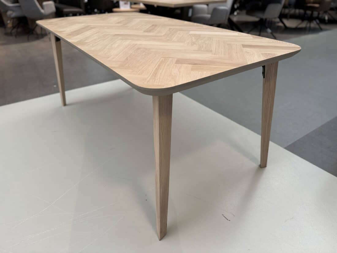 Resko herringbone oak table