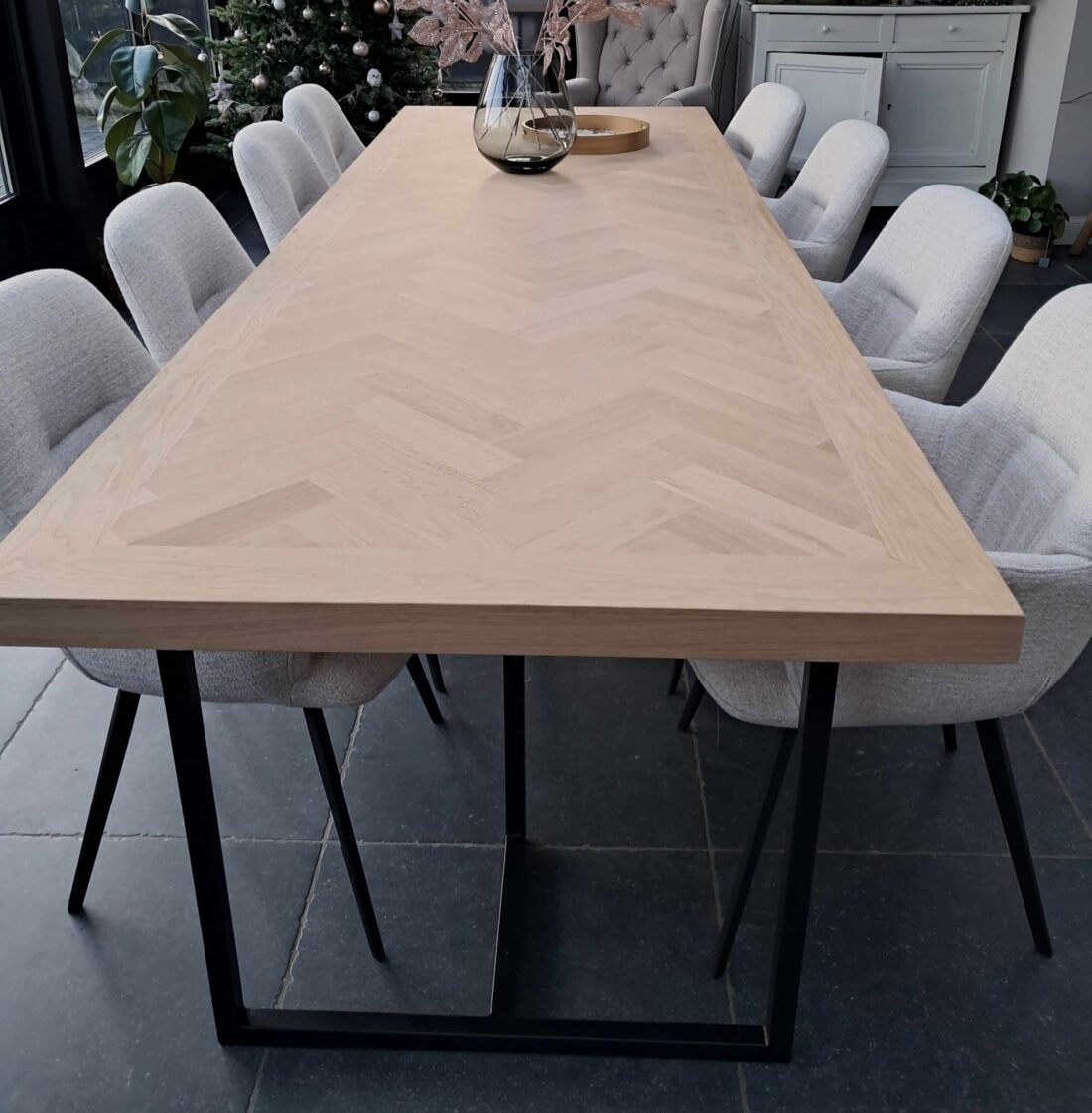 Mosina visgraat eiken tafel 300 x 100 x 6cm met Zagan onderstel met zwarte coating