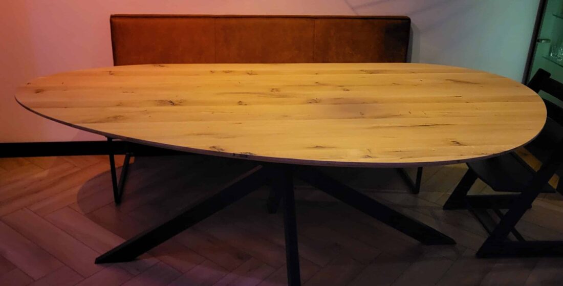 Organa organische eiken tafel 220 x 110 x 4cm (vorm links) met verjongde rand 1x60 met matrix onderstel 8x4 met zwarte coating Organa organische eiken tafel 220 x 110 x 4cm (vorm links) met verjongde rand 1x60 met matrix onderstel 8x4 met zwarte coating