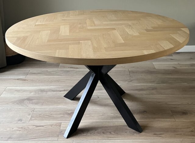 Lawica ronde visgraat eiken tafel 140 x 3,5cm met matrix onderstel met zwarte coating