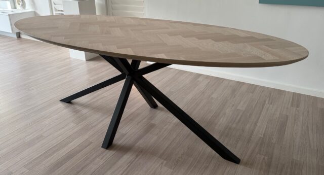 Milin ovale visgraat (dubbel) eiken tafel 220 x 100 x 4cm (kleur Cloud) met 1x60 graden verjongde rand met matrix 5x5cm onderstel zwart