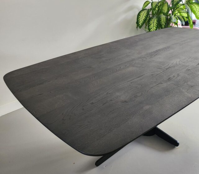 Torun Deens ovale eiken tafel (rechte vorm) 210 x 100 x 4cm met verjongde rand 1 x 45 graden kleur Dark Oak met onderstel Quatro met 20cm diam buis met zwarte coating