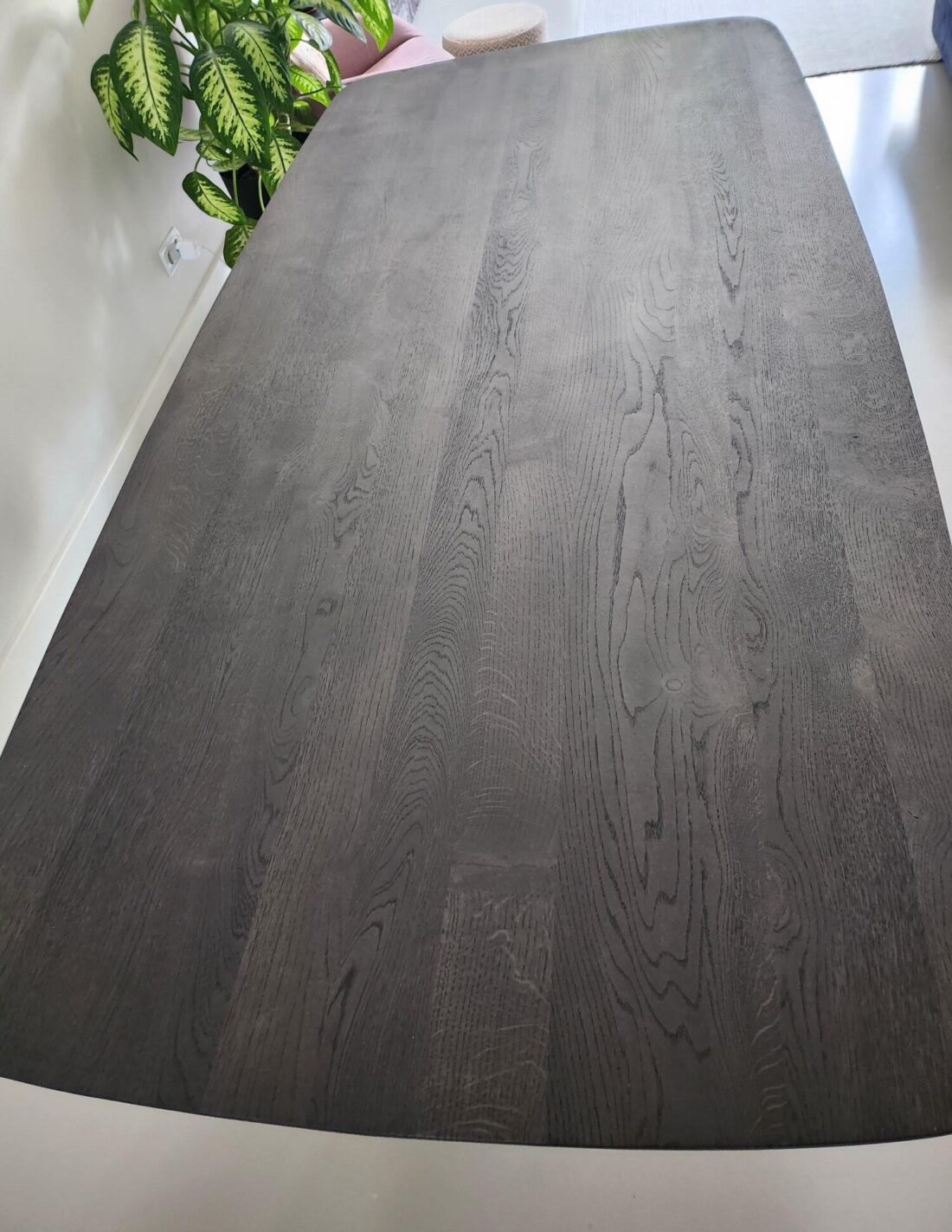 Torun Deens ovale eiken tafel (rechte vorm) 210 x 100 x 4cm met verjongde rand 1 x 45 graden kleur Dark Oak met onderstel Quatro met 20cm diam buis met zwarte coating