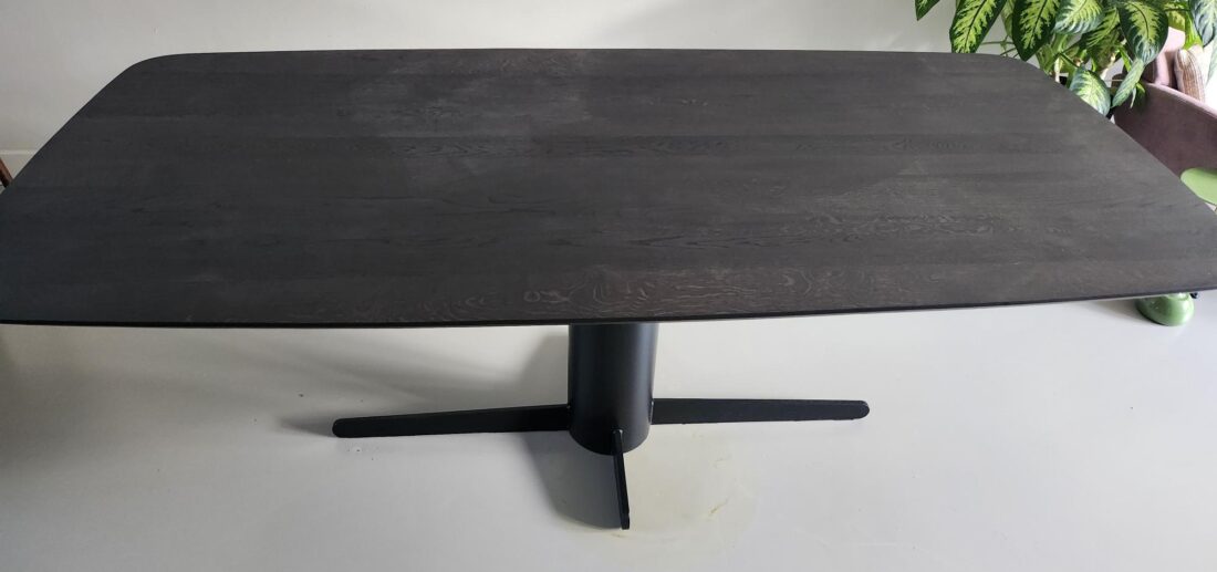 Torun Deens ovale eiken tafel (rechte vorm) 210 x 100 x 4cm met verjongde rand 1 x 45 graden kleur Dark Oak met onderstel Quatro met 20cm diam buis met zwarte coating