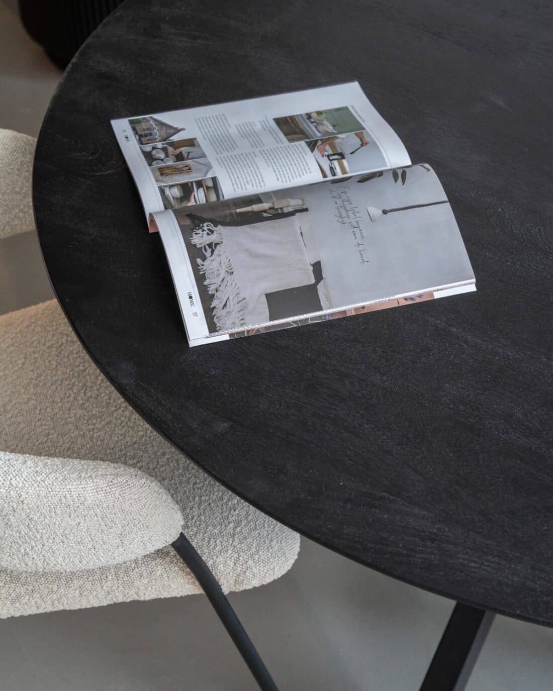 Vergadertafel 130 Cm Spinpoot En Deens Rond Zwart Blad