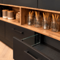 Luxe Showroomkeuken In Zwart En Warm Hout