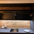 Luxe Showroomkeuken In Zwart En Warm Hout