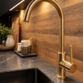 Luxe Showroomkeuken In Zwart En Warm Hout