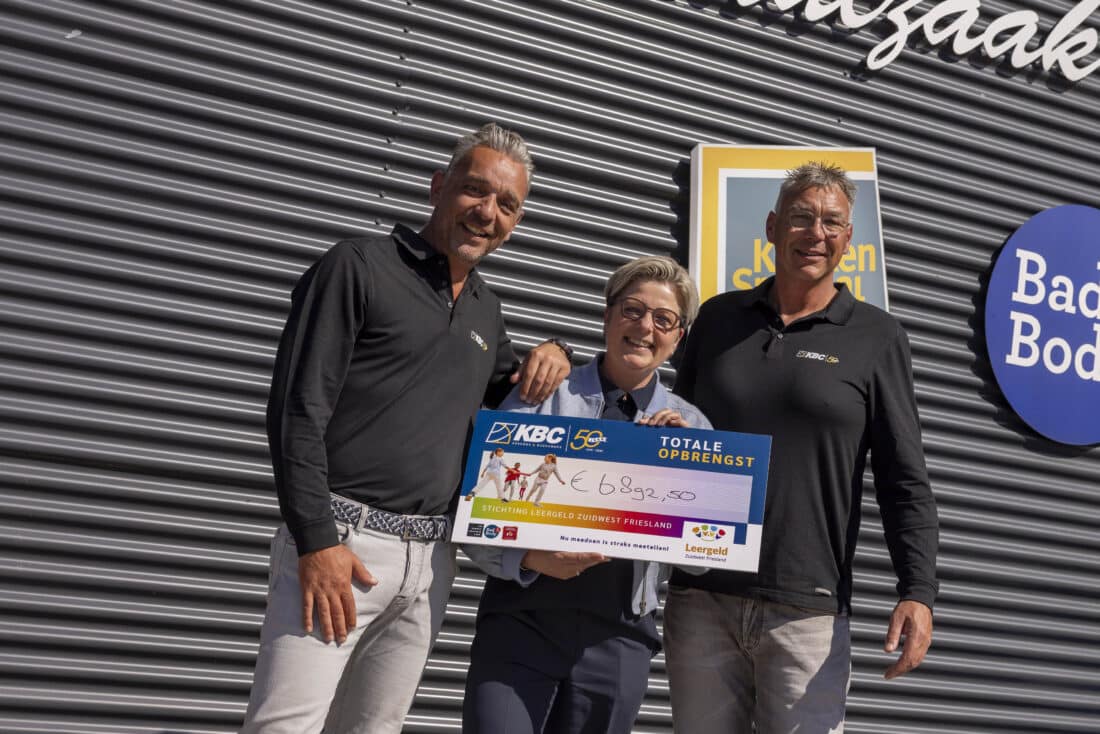 Stichitng Leergeld Zuidwest Friesland krijgt de cheque uitgereikt