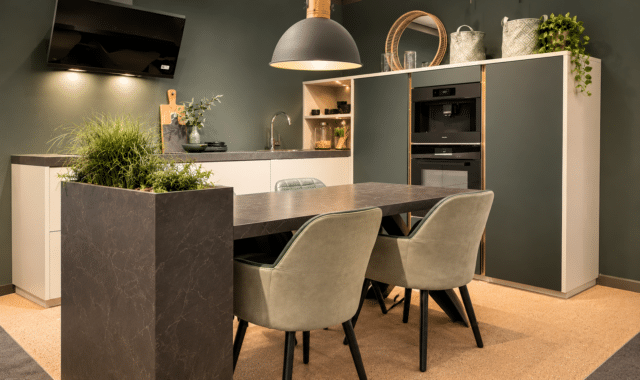 Greeploze L Vormige Showroomkeuken Met Composiet Werkblad