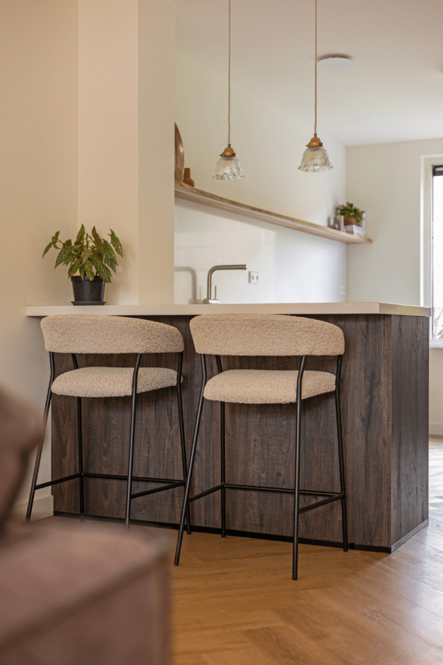 Kookeiland met stoelen