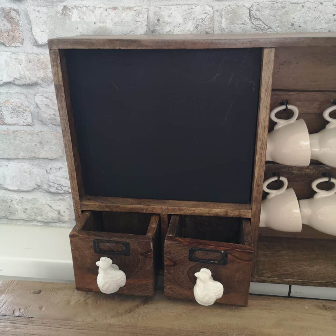 Houten Wandkastje Met 6 Kopjes 2 X Laadje En Krijtbordje Houten Wandkastje Met 6 Kopjes 2 X Laadje En Krijtbordje