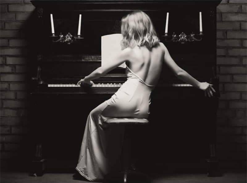 Schilderij Woman using piano MATDIB049 AluArt