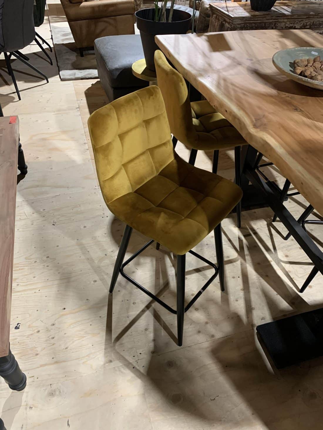SHOWMODEL set van 4 barstoelen Logan velvet stof