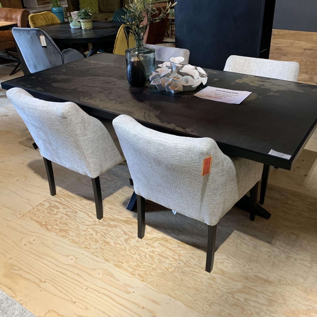 SHOWMODEL set van 4 UrbanSofa eetkamerstoelen Mason met arm