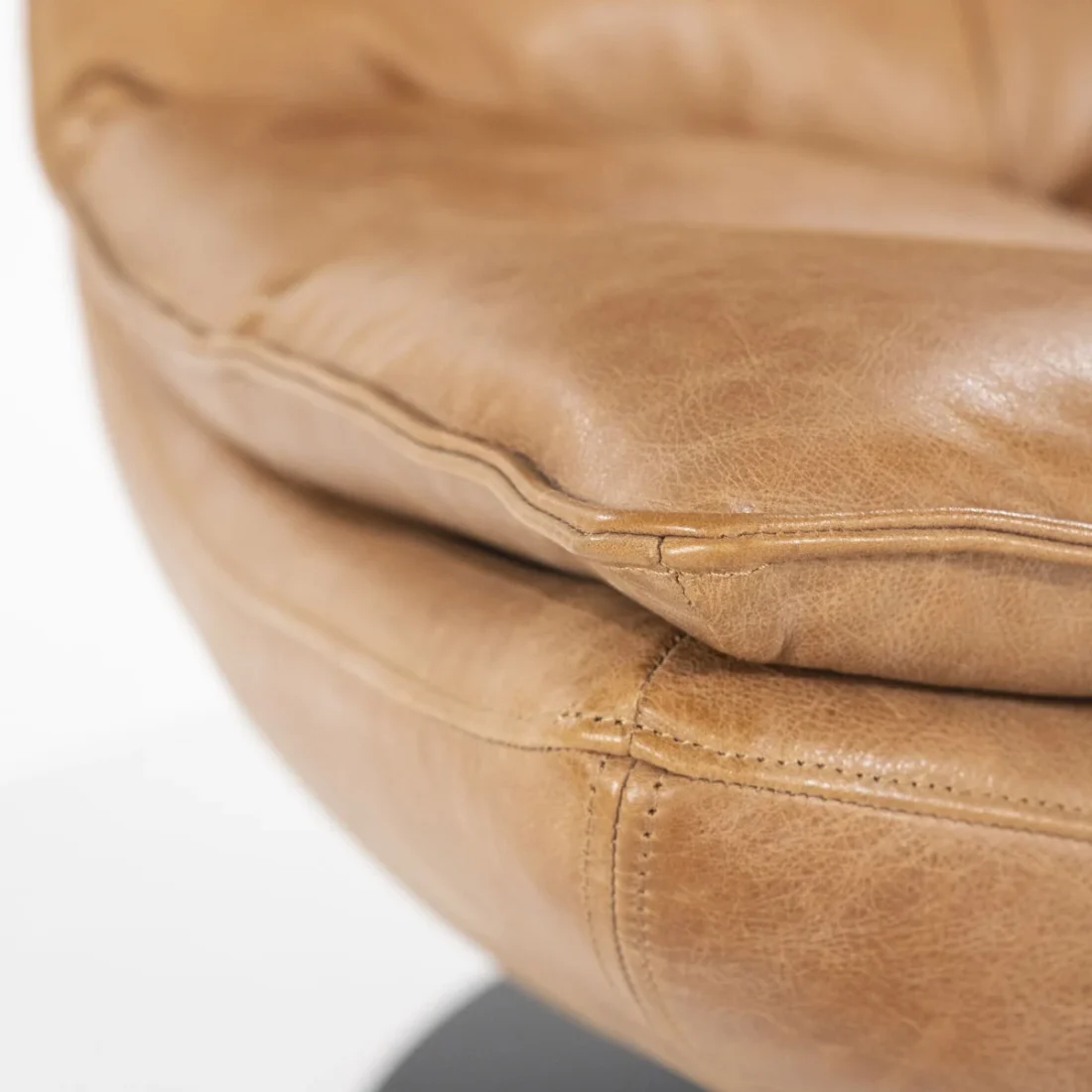 Detailfoto Eleonora fauteuil Sven draaibaar cognac