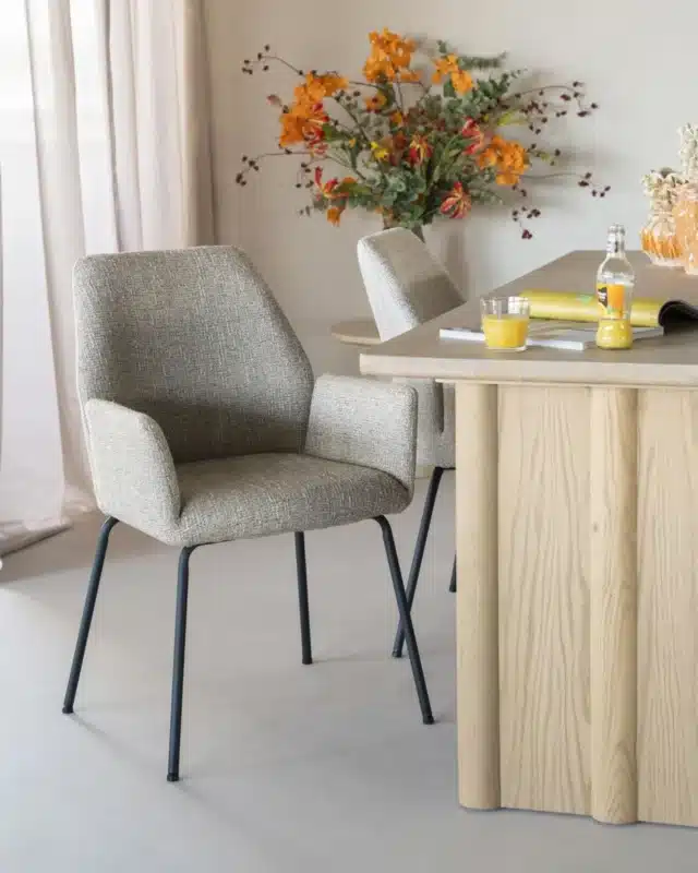 sfeerfoto Eleonora eetkamerstoel Indy met arm taupe
